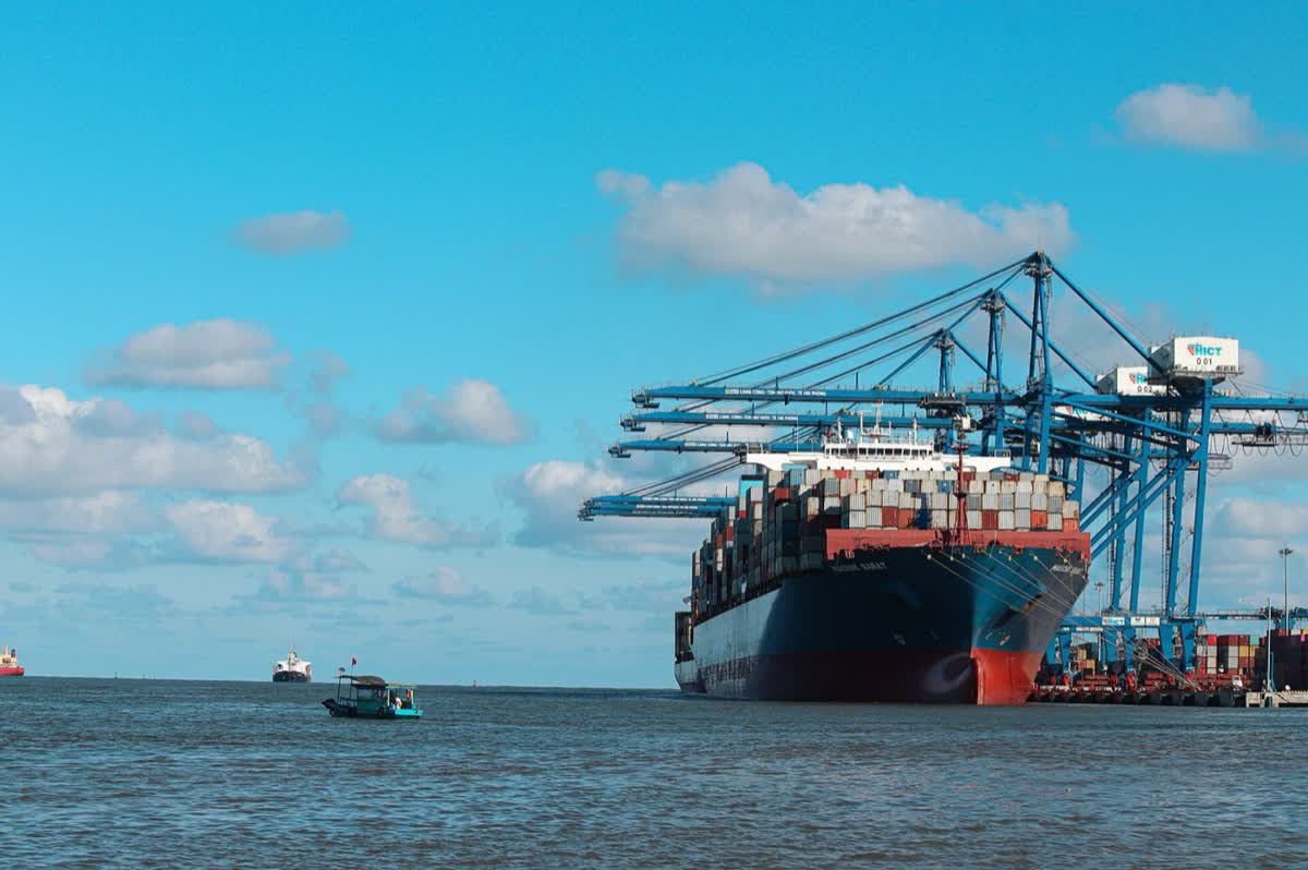 Barco portacontenedores en un terminal